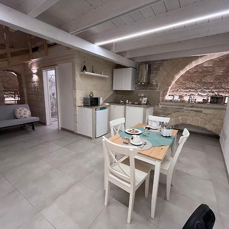 Epoca Suite House Trani Bagian luar foto